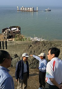 橋仔漁港碼頭改善工程包商展開現場施工,大型平台船載運5座大沉箱至工地待放,府會首長前往工區了解施工現況。(圖/文:陳鵬雄)