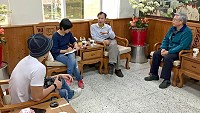 　馬祖海漂垃圾問題嚴重，遠在香港的「端傳媒」13日下午專程採訪縣長劉增應，請他說明海漂垃圾的由來、目前地方政府處理海漂垃圾之方式、垃圾運送現況及後續如何推動與對岸環保單位合作等議題。（圖／文：曹重偉）