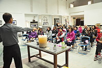 　台電推廣環保酵素製作，李金龍現身說法，講解製作與其功效。（圖／文：馮紹夫）