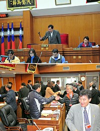 　議長張永江敲下議事槌，象徵縣議會第6屆第4次定期大會圓滿劃下句點；縣府官員們紛紛起身向議員們握手致意，感謝支持與指教。（圖／文：曹重偉）