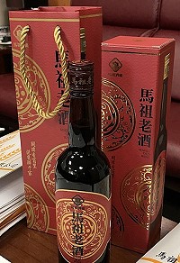 馬祖酒廠重啟老酒產製作業,新設計瓶裝及禮盒包裝樣本。(圖:吳嘉榮)