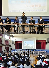 國立臺灣海洋大學馬祖校區明年正式招生!昨日前往馬祖高中舉行招生說明會,海大提出3科系各優先錄取2名馬祖籍學生的超級好康,鼓勵學生報考。(圖/文:馮紹夫)