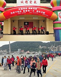 「我家不吸菸、健康每一天」健走17日歡樂登場,寒流剛過加上天公作美,吸引近5百位大小鄉親扶老攜幼前往健康齊步走;出發前還邀請韻律舞蹈委員會婆婆媽媽大跳「癡情玫瑰花」,帶動全場氣氛。(圖/文:曹重偉)