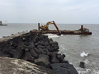 海象轉好,橋仔碼頭正式開始海床整挖現場施工。(圖/文:陳鵬雄)