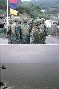 (上圖)郭副指揮官於操演後提示。(下圖)操演時火網交織。(圖/文:黃信助)