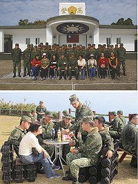 (上圖)志工媽媽與高登弟兄合影。(下圖)志工媽媽關心弟兄生活情形。(圖/文:黃信助)