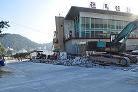 　工務局展開福澳既有登陸碼頭面板整建工程，重鋪港務大樓周遭路面，預計明年2月完工。（圖／文：馮紹夫）