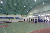 　東引鄉體育館屋頂整修工程甫完工，已有軍民迫不及待先行進館打球。（圖／文：陳其敏）