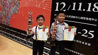　馬祖代表隊張永熹（左）、陳鈞右（右）參加2016年「海峽盃」閩渝台少兒歌手大獎賽18日臺灣地區代表兒童B組選拔賽，馬祖代表隊4名選手全數入選金獎。（圖：邱桂惠提供）