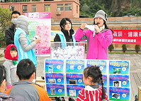 　105年度「4569乳房健康大樂透」活動圓滿落幕，今年四鄉共有361位婦女朋友參加檢查，打破以往紀錄。摸彩活動17日上午由秘書陳麗玲利用活動場合及多位鄉親見證下，公開抽出12位中獎幸運鄉親。（圖／文：曹重偉）