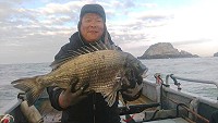 　東莒船老大鄭智新18日船釣8斤半黑鯛（黑格），打破自己釣魚紀錄。（圖：鄭智新提供）