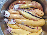 　東引阿花姐俐落的將烏魚子取出及船釣烏魚卵最新鮮。（圖：陳素雲提供）