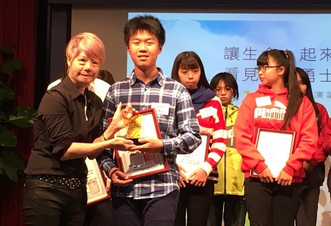 中正國中8年級學生程貫倫16日再度獲得2016點燈文化基金會生命勇士全台巡迴講座心得徵選首獎。(圖/程元鋒提供)