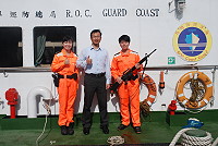 　馬祖海巡隊分隊長莊欣樺（左）、隊員李雅婷（右）為海巡隊優秀的女性成員，隊長洪挬論肯定她們工作表現，展現巾幗不讓鬚眉的精神。（圖／文：楊凱棻）