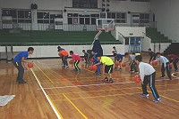 　連江縣籃球代表隊備戰明年4月第49屆全國少年籃球錦標賽，每週三、五、六進行集訓，每個隊員都認真練習積極備戰。（圖／文：楊凱棻）