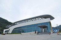 　福澳行政旅運大樓日前正式完工並通過驗收，只等移民署邊關查驗設備進駐即可啟用。（圖／文：馮紹夫）