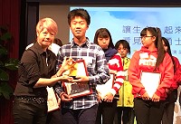 　中正國中8年級學生程貫倫16日再度獲得2016點燈文化基金會生命勇士全台巡迴講座心得徵選首獎。（圖：程元鋒提供）
