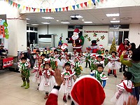 　北竿塘岐國小與附設幼兒園在惠民市場舉辦義賣園遊會活動，幼兒園應景表演和各式攤位讓現場有如嘉年華會。（圖／文：陳鵬雄）