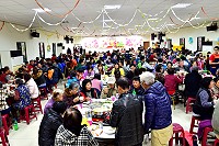 東引鄉公所舉辦聖誕圍爐聚餐,鄉親參加踴躍,氣氛熱絡。(圖/文:陳其敏)