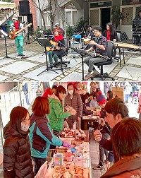「么洞伍竿塘聯歡市集」在仁愛國小歡樂登場,整天吸引超過600位鄉親陸續前往體驗嚐鮮,10時許小老鷹樂團也應景開唱,鄉親們邊聽優美歌聲邊享受美食,相當愜意。(圖/文:曹重偉)