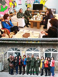 上圖:楊指揮官關心志工媽媽輔導弟兄情形。下圖:與志工媽媽於心衛中心前合影。(圖/文:謝佳熹)