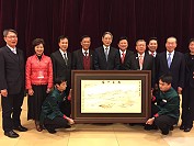 傅崐萁代表台灣參展縣市長合贈大陸國台辦主任張志軍紀念品,感謝協助及支持。(圖:馬祖酒廠實業公司)