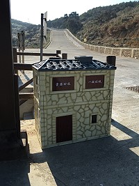 閩東式建築造型的垃圾分類桶,造型可愛,兼具美觀與環保功能。(圖/文:宋幸儒)