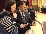 劉增應持著手機在北京向台北市議員王鴻薇介紹馬祖藍眼淚。(圖:連江縣政府觀光局)