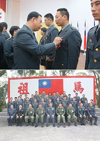 (上圖)郭副指揮官實施授勳。(下圖)郭副指揮官與晉任授勳人員合影。(圖/文:范智傑)