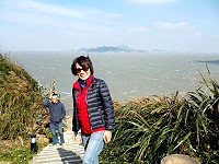 龍應台從南竿珠螺山坡一路往上至軍方廢棄加油站步道。(圖:摘自龍應台臉書)