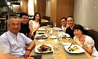 　廖源隆（圖左1）調台後仍與老同事有連絡互動，並在台北請吃飯，圖為馬管處技工林秀英（圖右1）、前企劃課長歐陽忻憶（圖左3現任交通部觀光局9職等科長）。（圖：廖源隆）