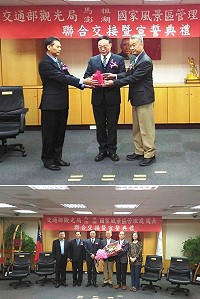 　圖為新任馬管處長廖源隆（右）從卸任處長王忠銘（左）接下印信，觀光局長周永暉（中）主持監交。（圖：交通部觀光局提供）