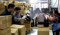 　馬祖酒廠老酒農曆年前將出品上市，4日進行過濾和裝瓶作業，縣長劉增應前往關心並品嚐精心勾兌調整風味的好酒。（圖：吳嘉榮、馬祖酒廠）