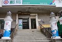 　東引郵局郵筒改換成燈塔造型，更強化了「最北」郵局的辨識度。（圖／文：陳其敏）