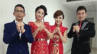 王建華、鄭曉晶、楊柳、林凱在後台向馬祖鄉親拜個早年。(圖:連江縣政府文化處)