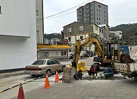 　清水廣場排水溝蓋改善工程9日上午起換邊至靠7-11側施作，原先靠街道側的水溝蓋面，已恢復為水泥路面；由於養護期間需要半個月，施工期間帶給駕駛朋友不便，敬請注意安全。（圖／文：曹重偉）