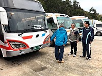 東引卡蹓公車出租業務,今年起回歸連江縣公共汽車管理處,議長張永江協助公共汽車管理處建立營運場所,並與處長盧進發研討如何提升觀光公車效益。(圖/文:陳其敏)