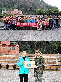 環境清潔總動員!連江縣環境資源局11日上午特於介壽澳口公園舉辦106年「國家清潔週」誓師大會,包括副縣長王忠銘、馬防部指揮官楊海明、鄉長陳振國等都到場參加;動員馬防部官兵及清潔隊員百餘人,一起身體力行做環保。(圖/文:曹重偉)