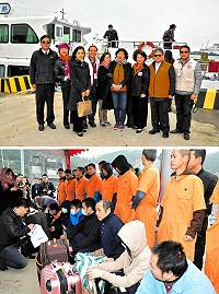 大陸地區偷渡犯共10名於馬祖福澳港碼頭等待遣返,在兩岸紅十字會的見證下交接予陸方,並接返我方人民1名。雙方人員依循人道及安全的原則,順利完成此次人員互遣作業。(圖/文:曹重偉)
