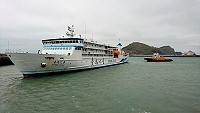 　昨天臺馬之星右主機故障，加上東北風強勁，延誤至下午3時才從東引中柱港航向基隆。（圖／文：陳其敏） 