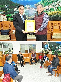 　馬祖環保好朋友「柱哥」李庭柱今年屆退，縣長劉增應特別致贈榮譽縣民證，感謝他長年對馬祖環保工作的協助，才能讓馬祖今天有如此潔淨容顏。（圖／文：曹重偉）