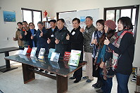 　2016馬祖出版品聯合發表會昨日下午舉行，刺鳥獨立書店現場擠滿所有喜愛馬祖文化書籍的鄉親，作者也依序分享創作歷程，鄉親踴躍參加這場藝文盛會。（圖／文：楊凱棻）