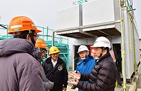 　東引發電廠新增防音貨櫃型柴油發電機組即將進行試運轉，議長張永江嘉勉施工人員的辛勞，並向馬祖區營業處處長張毓哲（右2）、東引發電廠廠長林耀宏（中）等人詢問了解運轉準備情形。（文／圖：陳其敏）