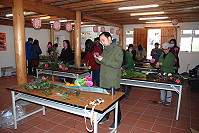 　「食、菜、芳草地－馬祖在地食美學之一」最後一堂課程「花、菜、食、美、工作坊」14日登場，凌宗勇老師和學員一同創作具備年節氣氛的花藝作品。（圖／文：楊凱棻）