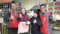 「臘七臘八,凍死寒鴉」,響應仿古習俗,馬港社協特舉辦歲末關懷活動,由志工們煮了一大鍋臘八粥,然後由理事長劉用祿率幹部前往村中65歲以上老人家住處致贈臘八粥,用實際行動關懷社會。(圖:馬港社區發展協會)