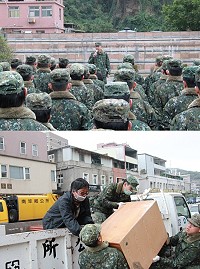 (上圖)楊指揮官對官兵實施精神動員。(下圖)軍民齊心整理環境。(圖/文:吳誌益)