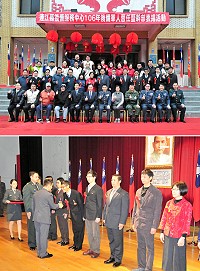 後備指揮部連江縣後備服務中心舉辦「106年後備軍人晉任表揚典禮」,由副指揮官陳嘉尚少將來馬主持,為今年晉任及表揚人員掛階授勳並握手祝賀。(圖/文:曹重偉)
