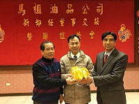 連江縣政府參議王詩乾屆齡退休,馬祖油品公司16日兼任新、卸任董事長交接,劉增應感謝他的付出及協助。(圖:吳嘉榮)