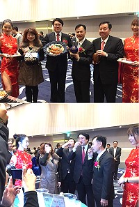 連江縣長劉增應、基隆市長林右昌、連江縣議長張永江、基隆市議長宋瑋莉17日簽定合作備忘錄後,在兩縣市特產品現場試飲馬祖高粱酒,並各持高粱酒、漁夫鍋亮相,正式預告今年底活動加辦推出美食、美酒「美麗雙併」。(圖:馬祖酒廠實業公司提供)