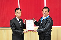 　今年首次治安會報，縣府特別頒獎表揚陳祖健，他於99年間協助警察局偵破陳姓嫌犯竊盜廟宇金牌案10餘起；又於105年8月間協助辨認犯嫌車型，破獲張氏夫婦盜刷信用卡案10筆，期望藉此一義行表揚拋磚引玉。（圖／文：曹重偉）